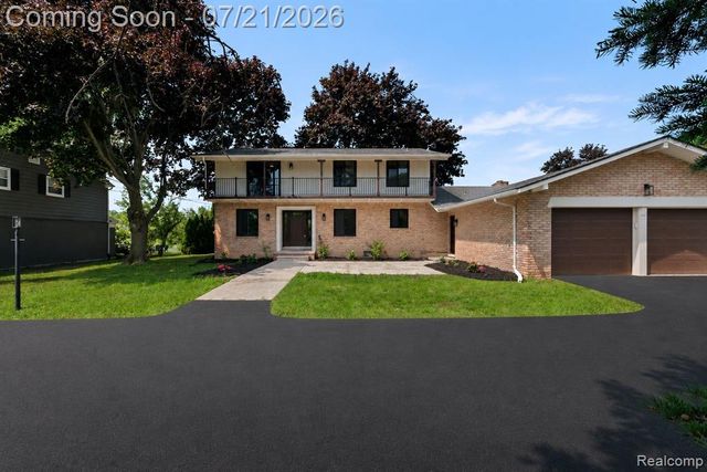 4696 Walnut Lake Road, Bloomfield Hills, MI 48301