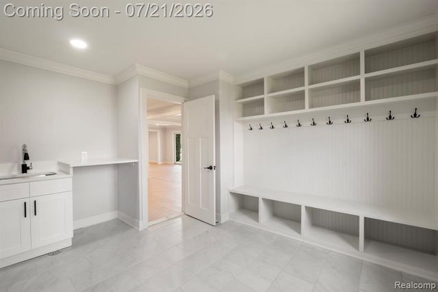 4696 Walnut Lake Road, Bloomfield Hills, MI 48301