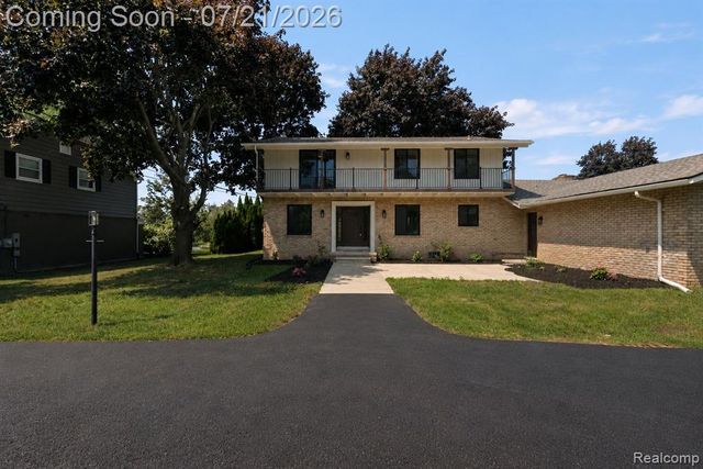 4696 Walnut Lake Road, Bloomfield Hills, MI 48301