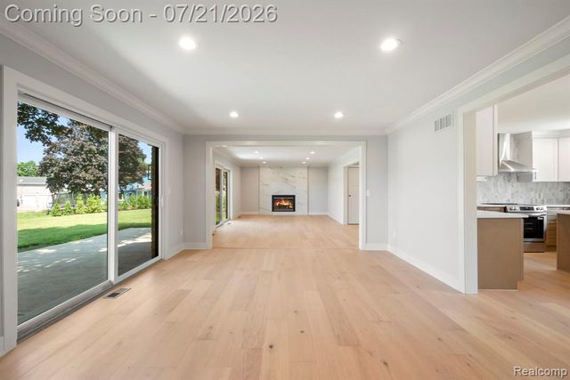 4696 Walnut Lake Road, Bloomfield Hills, MI 48301
