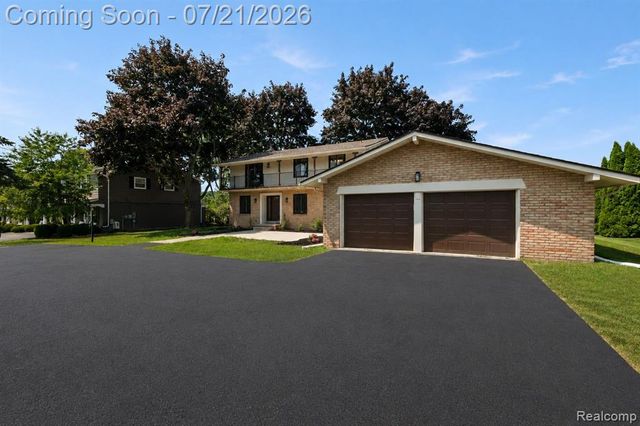 4696 Walnut Lake Road, Bloomfield Hills, MI 48301
