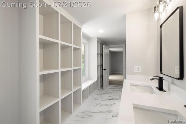4696 Walnut Lake Road, Bloomfield Hills, MI 48301