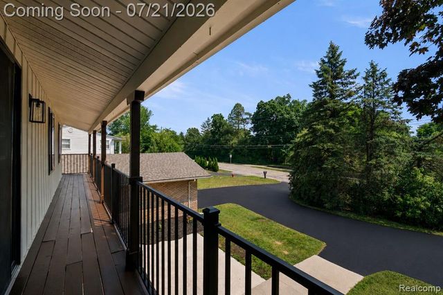 4696 Walnut Lake Road, Bloomfield Hills, MI 48301