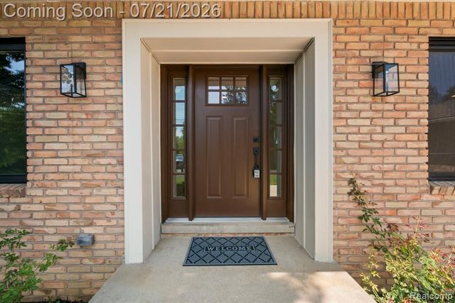 4696 Walnut Lake Road, Bloomfield Hills, MI 48301