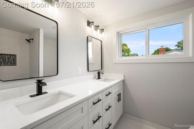 4696 Walnut Lake Road, Bloomfield Hills, MI 48301