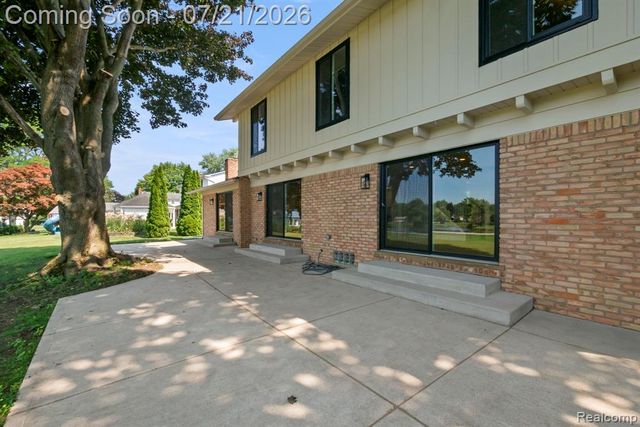 4696 Walnut Lake Road, Bloomfield Hills, MI 48301