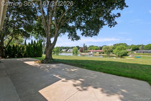4696 Walnut Lake Road, Bloomfield Hills, MI 48301