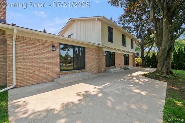 4696 Walnut Lake Road, Bloomfield Hills, MI 48301
