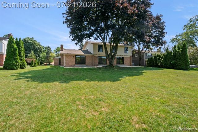 4696 Walnut Lake Road, Bloomfield Hills, MI 48301