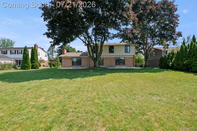 4696 Walnut Lake Road, Bloomfield Hills, MI 48301