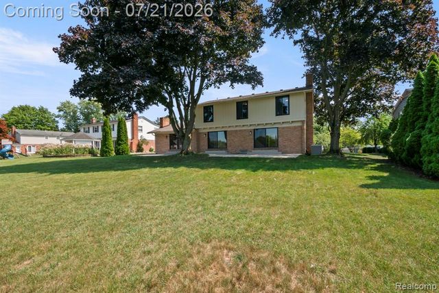 4696 Walnut Lake Road, Bloomfield Hills, MI 48301