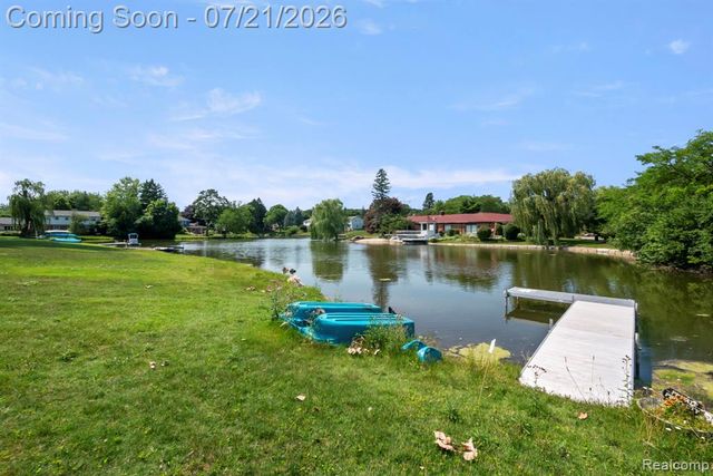4696 Walnut Lake Road, Bloomfield Hills, MI 48301