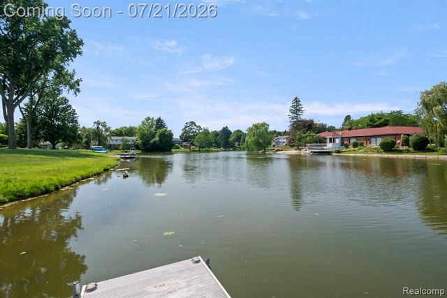 4696 Walnut Lake Road, Bloomfield Hills, MI 48301