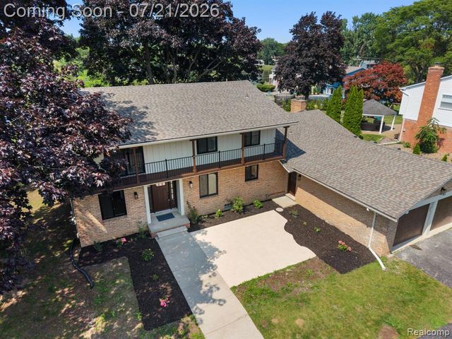 4696 Walnut Lake Road, Bloomfield Hills, MI 48301