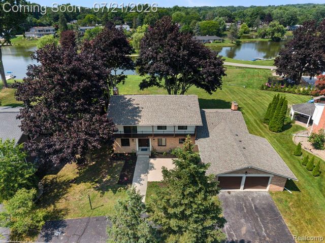 4696 Walnut Lake Road, Bloomfield Hills, MI 48301