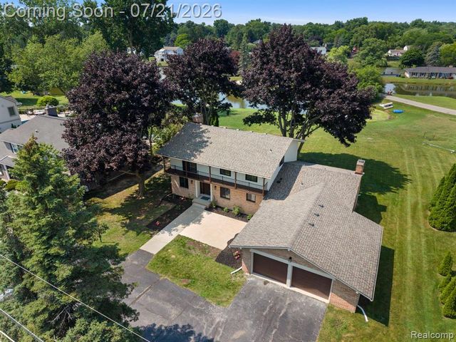 4696 Walnut Lake Road, Bloomfield Hills, MI 48301