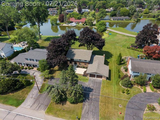 4696 Walnut Lake Road, Bloomfield Hills, MI 48301