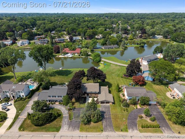 4696 Walnut Lake Road, Bloomfield Hills, MI 48301