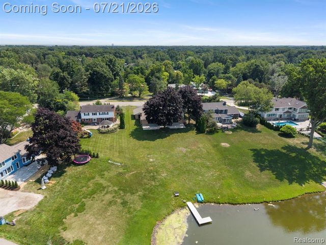 4696 Walnut Lake Road, Bloomfield Hills, MI 48301