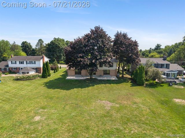 4696 Walnut Lake Road, Bloomfield Hills, MI 48301