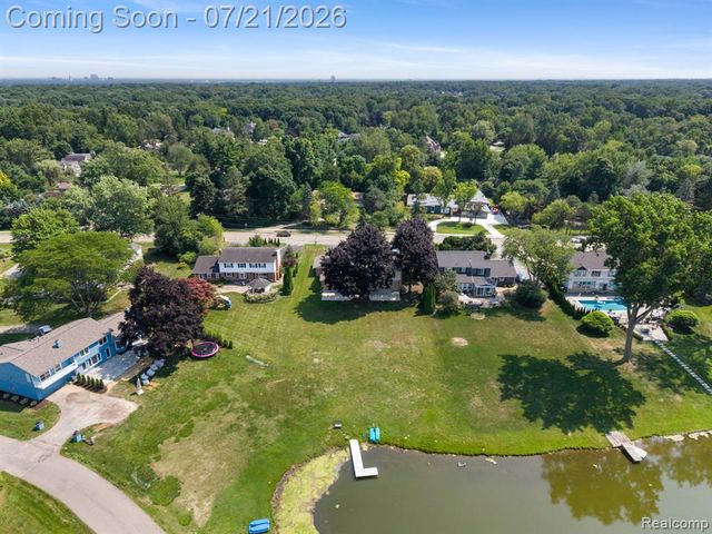 4696 Walnut Lake Road, Bloomfield Hills, MI 48301