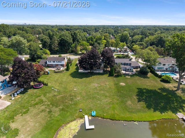 4696 Walnut Lake Road, Bloomfield Hills, MI 48301