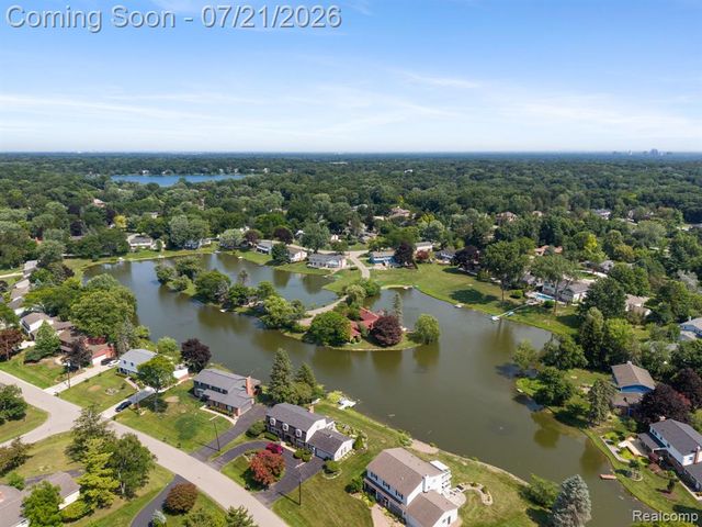 4696 Walnut Lake Road, Bloomfield Hills, MI 48301