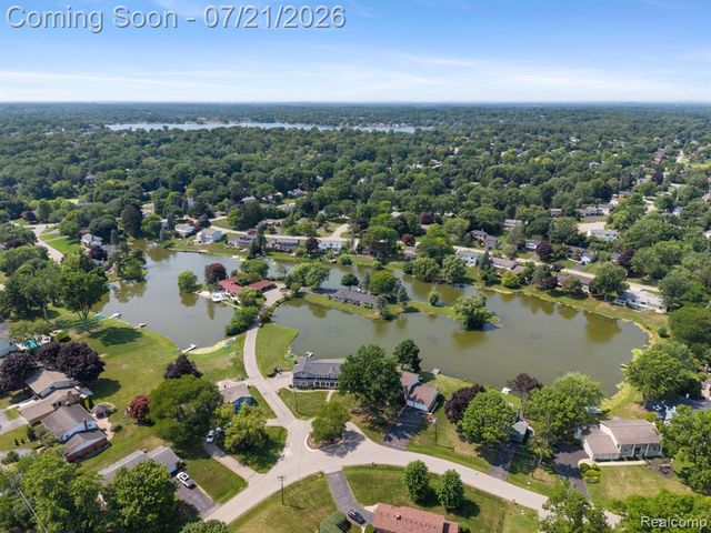 4696 Walnut Lake Road, Bloomfield Hills, MI 48301