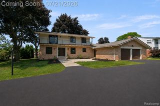 4696 Walnut Lake Road, Bloomfield Hills, MI 48301