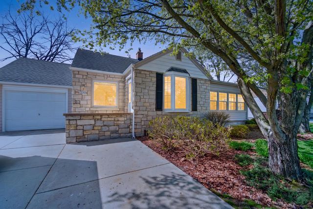 13707 Forest DRIVE, New Berlin, WI 53151