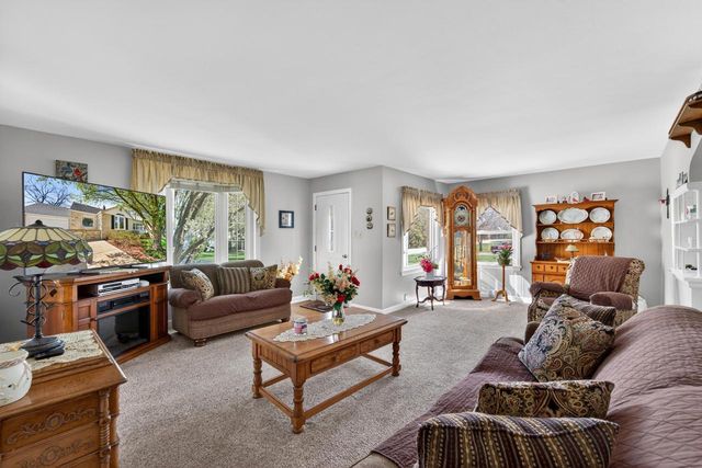13707 Forest DRIVE, New Berlin, WI 53151