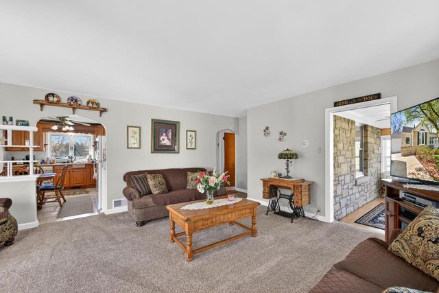 13707 Forest DRIVE, New Berlin, WI 53151