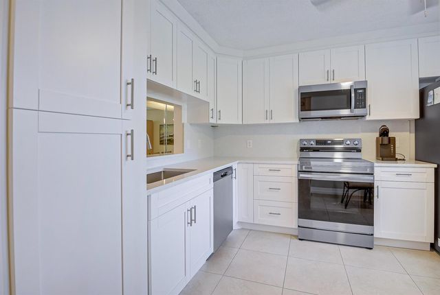 6698 10th Avenue N 601, Lake Worth, FL 33467