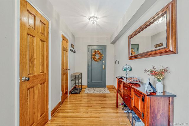 16 Edwards Street 3G, Roslyn Heights, NY 11577