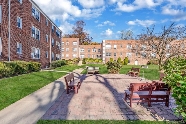 16 Edwards Street 3G, Roslyn Heights, NY 11577