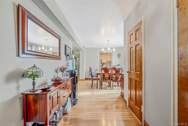 16 Edwards Street 3G, Roslyn Heights, NY 11577