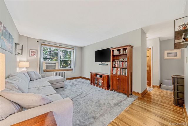 16 Edwards Street 3G, Roslyn Heights, NY 11577