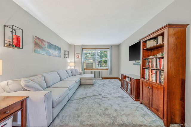 16 Edwards Street 3G, Roslyn Heights, NY 11577