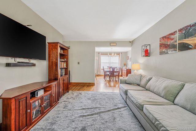 16 Edwards Street 3G, Roslyn Heights, NY 11577