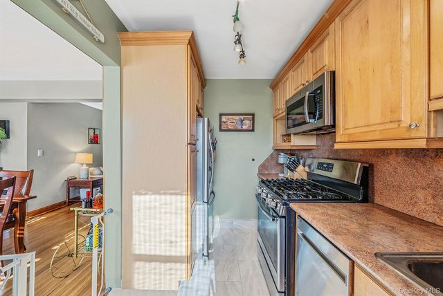 16 Edwards Street 3G, Roslyn Heights, NY 11577