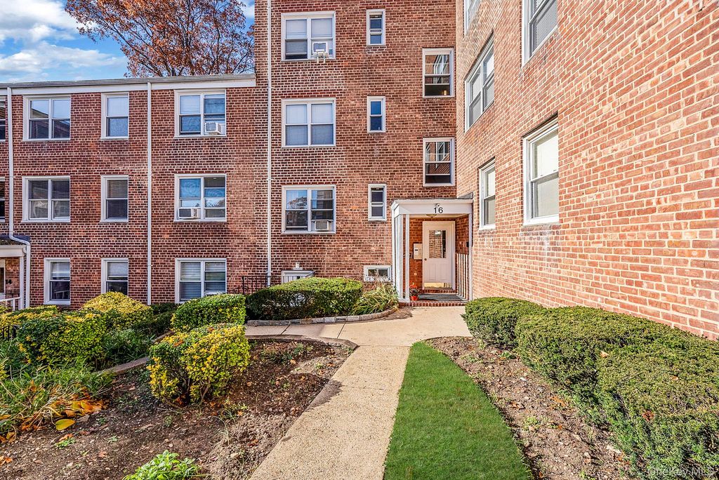 16 Edwards Street 3G, Roslyn Heights, NY 11577