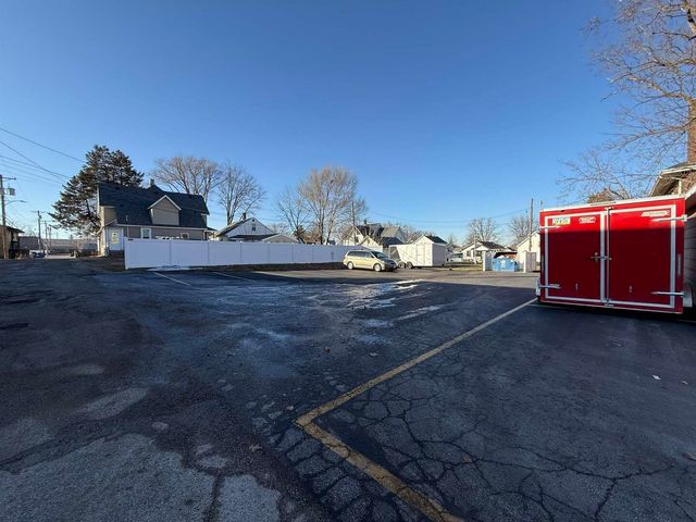 1546 W Locust Street, Davenport, IA 52804