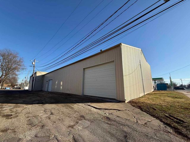 1546 W Locust Street, Davenport, IA 52804