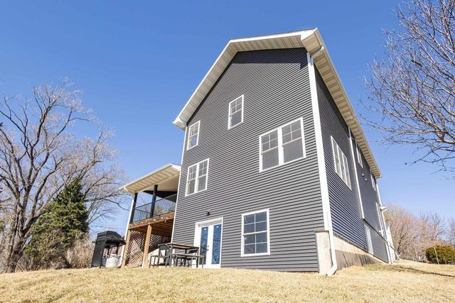 1175 Sunset Drive, Platteville, WI 53818