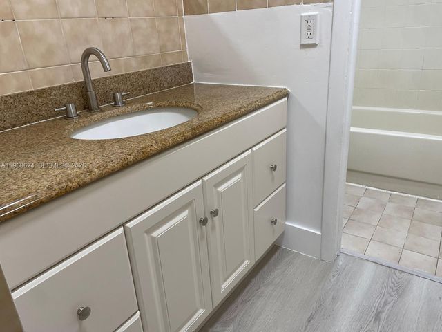 1075 W 68th St 304, Hialeah, FL 33014