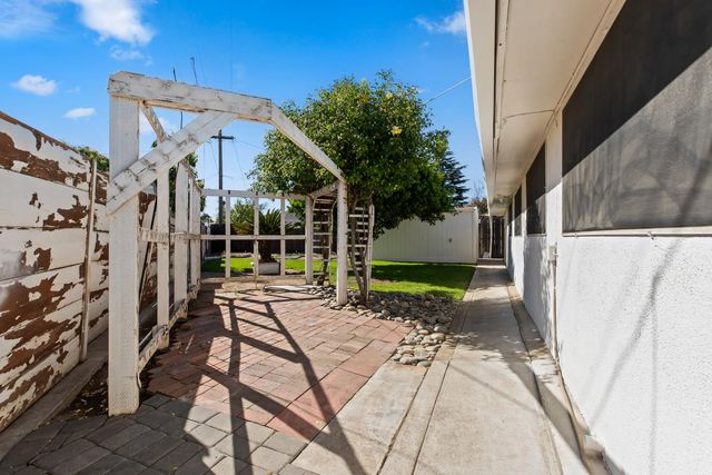 1008 Colonial Ct, Modesto, CA 95350