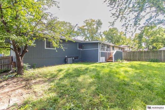 6149 NW 9th Street, Lincoln, NE 68521