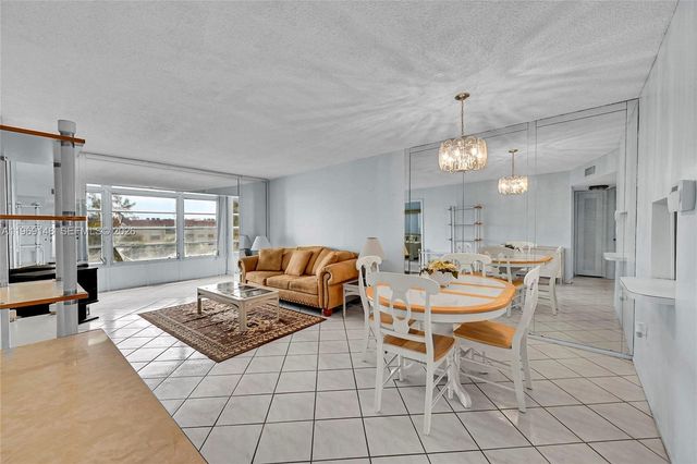 7960 N Sunrise Lakes Drive 311, Sunrise, FL 33322