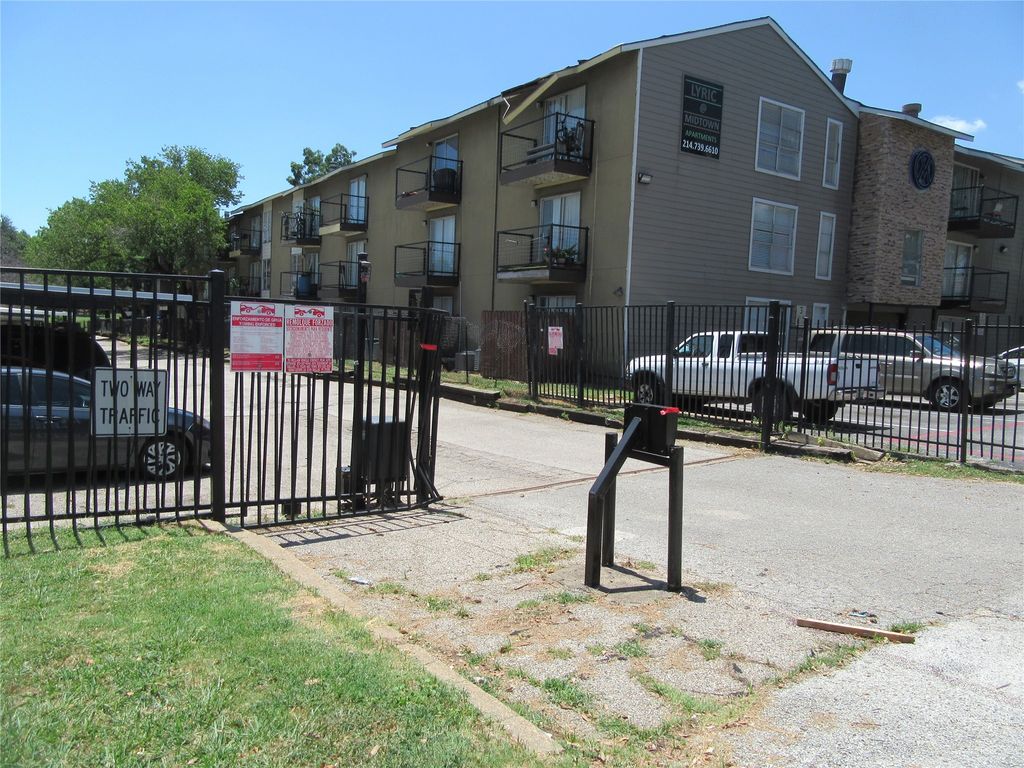 7126 Holly Hill Drive 105, Dallas, TX 75231