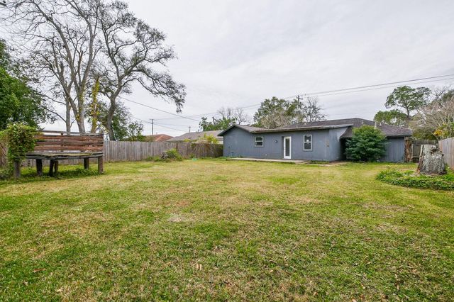 1109 E Miller Street, Angleton, TX 77515